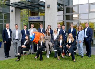 Die Volksbank begrüßt die neuen Auszubildende. Vorne von links: Barwina Barkho, Amelie Bönisch, Melanie Bosnic, Lydija Thiele, Mitte: Celina Schlimbach, Jil Bönisch, hinten von links: Vorstände Andreas Otto und Christian Fried, Sam Lyttek, Lukas Lüscher, Max Krüger, Larisa Dabinovci, Personalleiter Thomas Willczek, Thilo Jensen-Kusk, Tim Ulatowski, Ausbildungsleiterin Daphne Alexander und Vorstand Wichart. Foto: Volksbank/Bettina Osswald