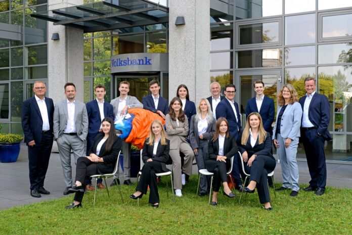 Die Volksbank begrüßt die neuen Auszubildende. Vorne von links: Barwina Barkho, Amelie Bönisch, Melanie Bosnic, Lydija Thiele, Mitte: Celina Schlimbach, Jil Bönisch, hinten von links: Vorstände Andreas Otto und Christian Fried, Sam Lyttek, Lukas Lüscher, Max Krüger, Larisa Dabinovci, Personalleiter Thomas Willczek, Thilo Jensen-Kusk, Tim Ulatowski, Ausbildungsleiterin Daphne Alexander und Vorstand Wichart. Foto: Volksbank/Bettina Osswald