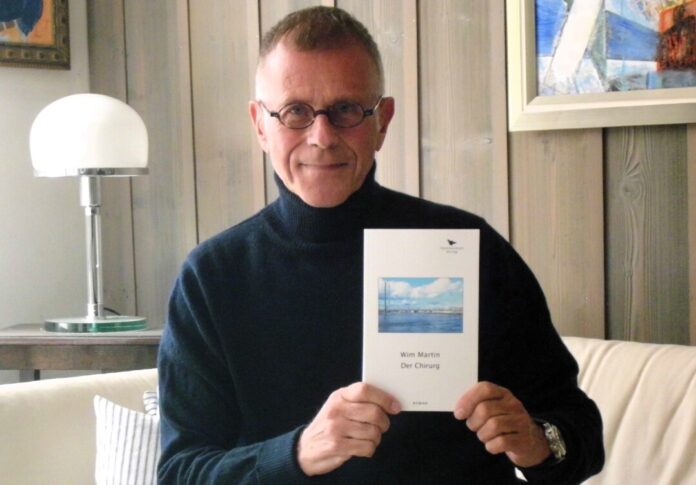 Wim Martin mit seinem neuen Buch: Der Chirurg. Foto: privat