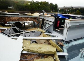 Das zerstörte Steuerhaus des Schiffs. Foto: Polizei