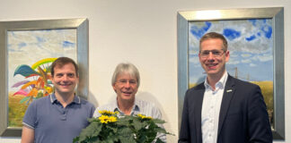 Bürgermeister Christoph Schultz (r.) bedankte sich im Namen des Rates bei Reinhard Knitsch (m.) für sein langjähriges Engagement im Stadtrat und seinen Einsatz im Dienste der Bürgerinnen und Bürger Erkraths. Lars Heilemann (l.) rückt als neues Ratsmitglied für die Fraktion Bündnis 90/Die Grünen nach. Foto: Stadt Erkrath