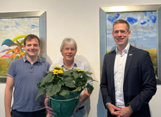 Bürgermeister Christoph Schultz (r.) bedankte sich im Namen des Rates bei Reinhard Knitsch (m.) für sein langjähriges Engagement im Stadtrat und seinen Einsatz im Dienste der Bürgerinnen und Bürger Erkraths. Lars Heilemann (l.) rückt als neues Ratsmitglied für die Fraktion Bündnis 90/Die Grünen nach. Foto: Stadt Erkrath