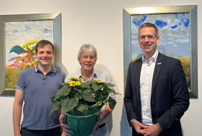 Bürgermeister Christoph Schultz (r.) bedankte sich im Namen des Rates bei Reinhard Knitsch (m.) für sein langjähriges Engagement im Stadtrat und seinen Einsatz im Dienste der Bürgerinnen und Bürger Erkraths. Lars Heilemann (l.) rückt als neues Ratsmitglied für die Fraktion Bündnis 90/Die Grünen nach. Foto: Stadt Erkrath