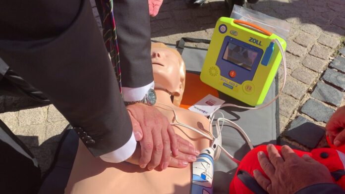 Einfach erlernbare Handgriffe können im Notfall Leben retten. Foto: Kreis ME