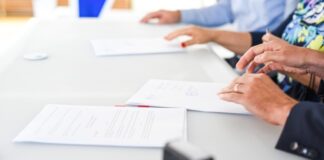 Verträge liegen auf einem Tisch. Foto: pixabay