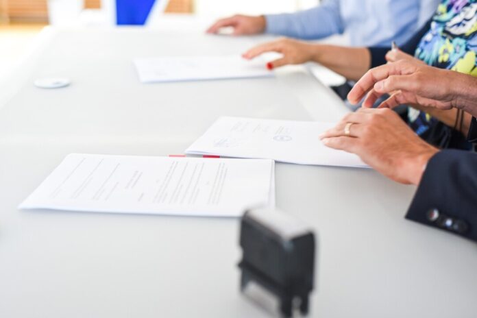 Verträge liegen auf einem Tisch. Foto: pixabay