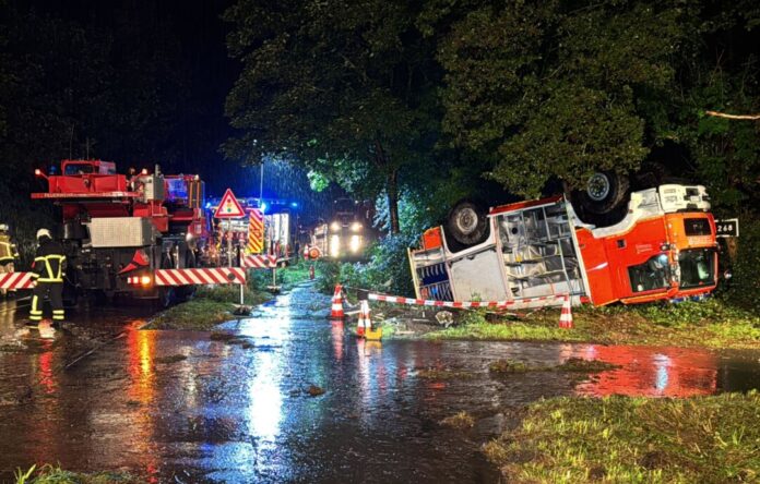 Ein Tanklöschfahrzeug mit drei Feuerwehrleuten hat sich überschlagen.