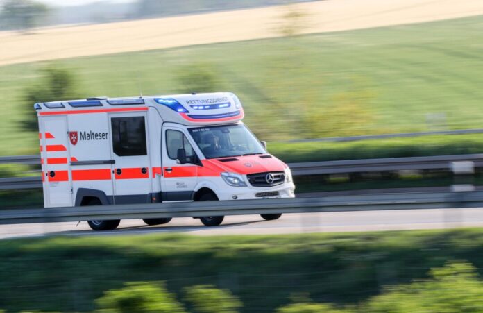 Drei Menschen sind bei einem Zusammenstoß von einem Auto und einem Traktor verletzt worden. (Symbolbild)