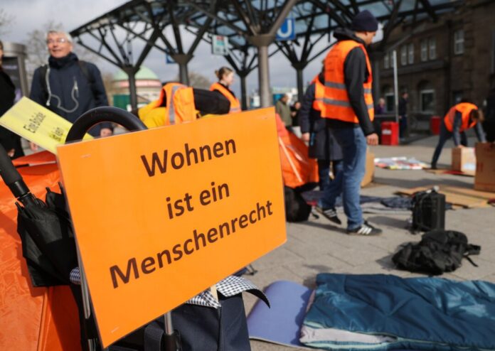 Für Projekte gegen Wohnungslosigkeit von Städten und Kreisen sollen Fördermittel in NRW weiter bereitstehen. (Symbolbild)