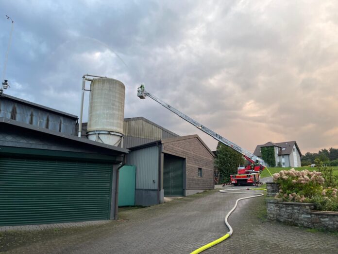 Die Feuerwehr übte auf einem Bauernhof. Foto: Feuerwehr Hattingen