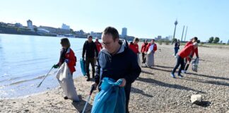 Sammelt mit weiteren Zehntausenden bundesweit Müll entlang der Flüsse: NRW-Umweltminister Oliver Krischer beim «Rhine Clean Up».