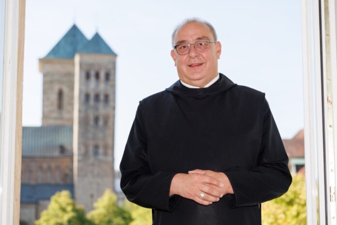 Dominicus Meier lebt als neuer Bischof im Bischofshaus mit Blick auf den Osnabrücker Dom. (Archivbild)