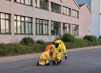 Spezialisten rückten wegen des Chemikalienunfalls aus. Foto: FW Velbert