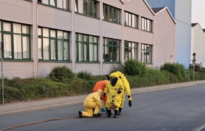 Spezialisten rückten wegen des Chemikalienunfalls aus. Foto: FW Velbert