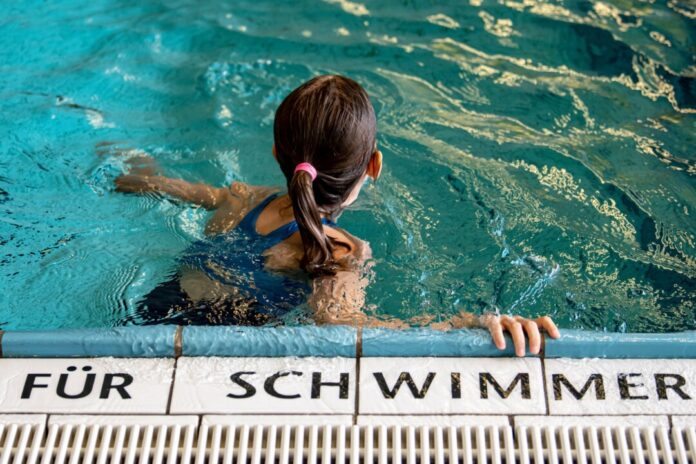 Nur für Schwimmer - aber was ist, wenn Jugendliche das nicht mehr oder nur noch schlecht lernen? (Symbolbild)