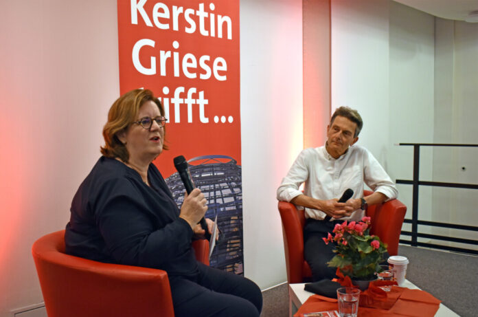 Kerstin Griese und Rolf Mützenich im Gespräch. Foto: Büro Griese