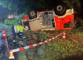 Das Einsatzfahrzeug landete auf dem Dach. Foto: FW Haan