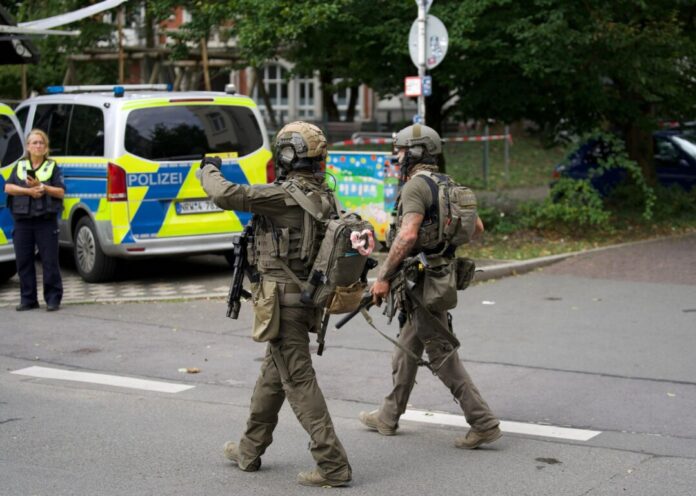 In Wuppertal läuft rund um die Agentur für Arbeit ein größerer Polizeieinsatz.