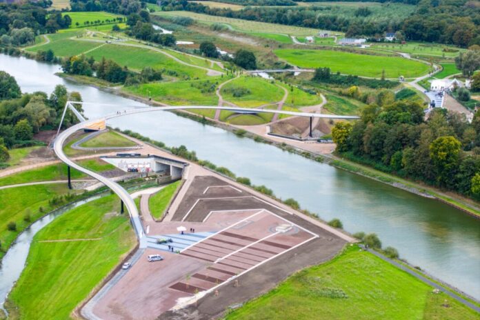 Im großen und hohen Bogen über Emscher und Rhein-Herne-Kanal: Die neue Brücke soll eine Landmarke werden.