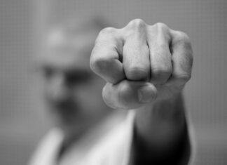 Ein Kampfsportler ist in Aktion zu sehen. Foto: pixabay