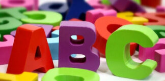 Buchstaben zum Spielen stehen auf einem Tisch. Foto: Pixabay