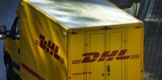 Ein Lieferwagen von DHL ist unterwegs. Foto: pixabay