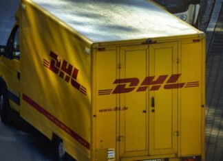 Ein Lieferwagen von DHL ist unterwegs. Foto: pixabay