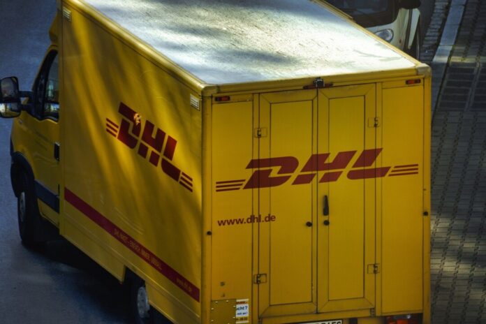 Ein Lieferwagen von DHL ist unterwegs. Foto: pixabay