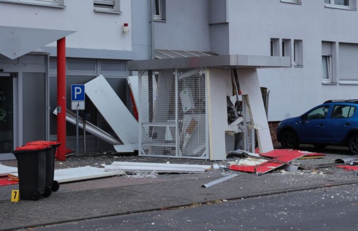 Nach einer Großfahndung wurden drei Verdächtige festgenommen. Sie stehen jetzt in Hanau vor Gericht. (Archivfoto)