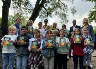 Die Kinder der Don Bosco Grundschule in Haan mit (hinten, v.l.) Meike Datené-Habrichs (kommissarische Schulleitung), Bürgermeisterin Dr. Bettina Warnecke, Dr. Sebastian Kock (Leitung Stabsstelle Klimaschutz) und Elisabeth Schmitz (kommissarische stellvertretende Schulleitung). Foto: Kreis Mettmann