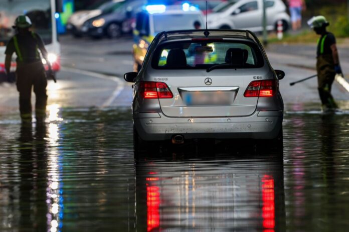 In Duisburg blieben nach heftigem Regem Autos im Wasser stecken.