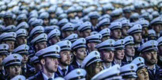 Polizeianwärter nahmen an ihrer Vereidigung in der Kölner Lanxess-Arena teil. (Archivfoto)