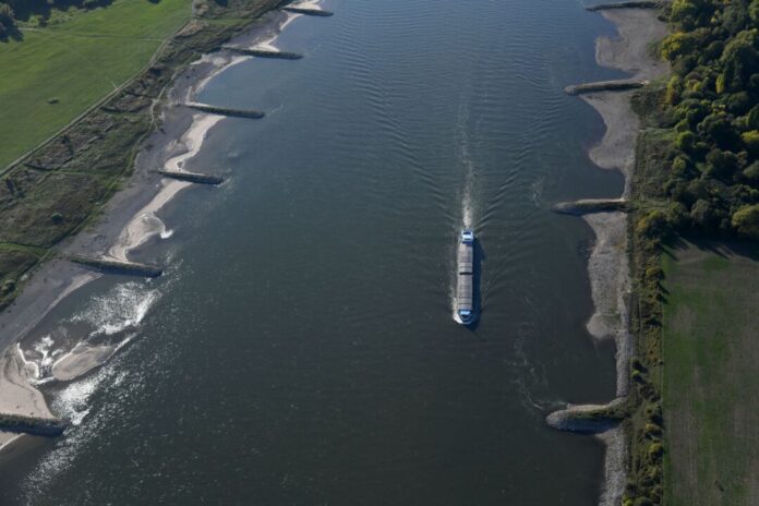 Die Umweltschutzorganisation Greenpeace hat in Proben aus dem Rhein erneut Plastikpartikel im Wasser entdeckt. (Archivfoto)