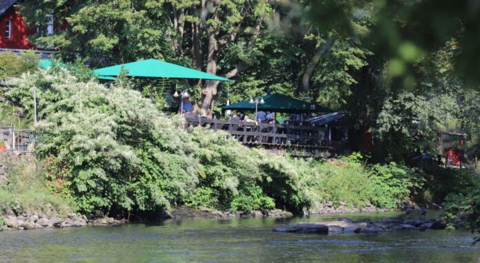 Nach einem sommerlichen Wochenende wird es zum Wochenstart in NRW eher nass. 