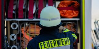 Mit Kettensägen haben Feuerwehrleute bei Münster umgestürzte Bäume beseitigt.