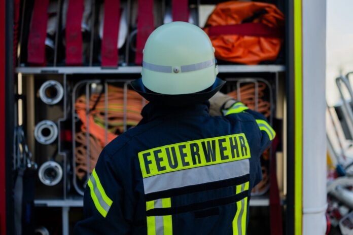 Mit Kettensägen haben Feuerwehrleute bei Münster umgestürzte Bäume beseitigt.