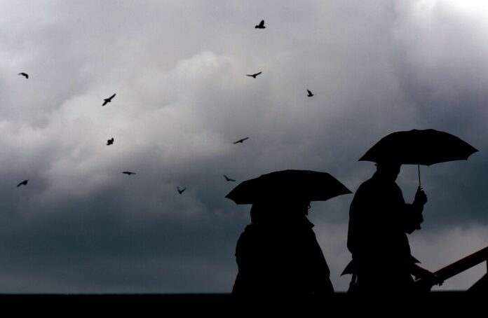 Für Donnerstag und Freitag erwarten die Meteorologen vom Deutschen Wetterdienst einige Schauer. (Symbolbild)