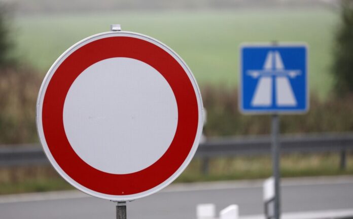 Autofahrer im Ruhrgebiet müssen sich in der kommenden Nacht auf eine weitere Sperrung einstellen: Dieses Mal ist die 52 betroffen. (Foto - Illustration)