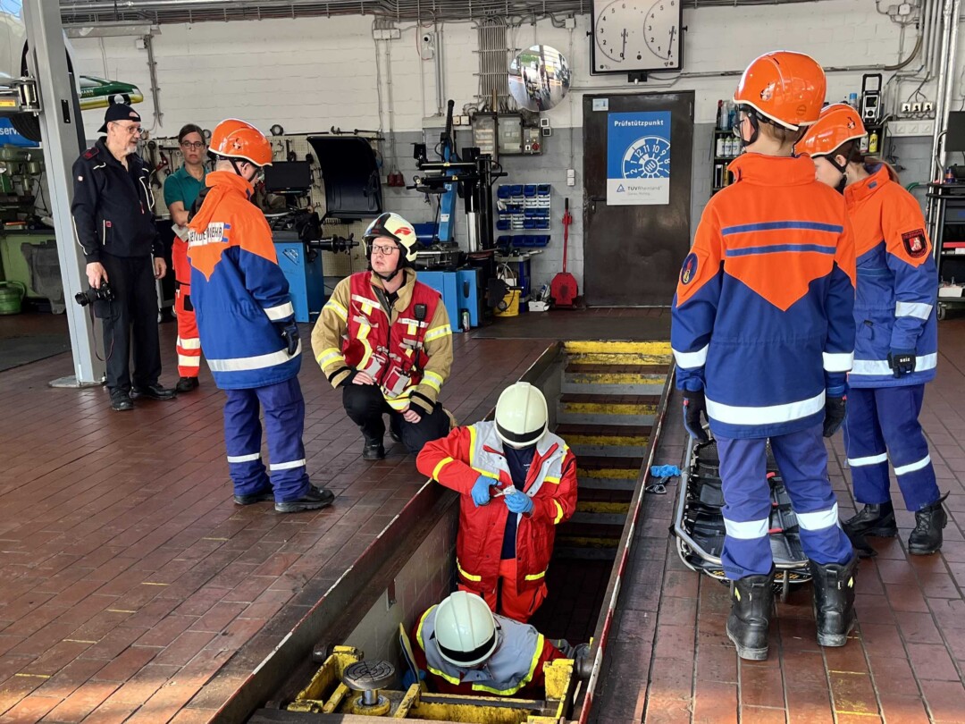 In diese Wartungsgrube ist ein Mensch gestürzt. Foto: Freiwillige Feuerwehr Wülfrath