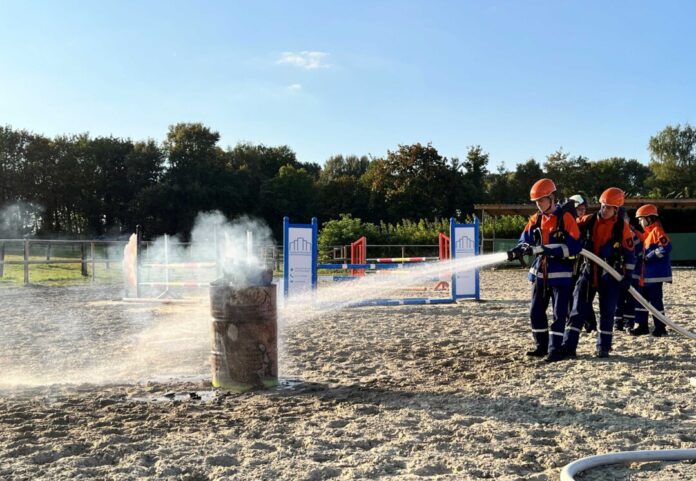 Der Feuerwehrnachwuchs im "Löscheinsatz", Foto: Freiwillige Feuerwehr Wülfrath