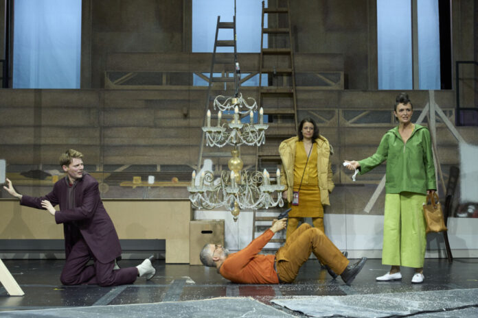 Christopher Heisler (Gabor), Mansur Ajang (Armin), Floriane Kleinpaß (Maude) und Bettina Engelhardt (Silke) in "Jeeps" von Nora Abdel-Maksoud. Foto: Nils Heck