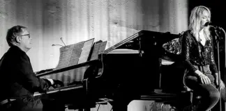 Nora Mosch, hier am Piano begleitet von Heinz-Peter Reidmacher, gibt ein Konzert in der Dorfkirche. Foto: Künstlerin