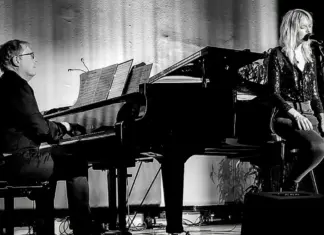 Nora Mosch, hier am Piano begleitet von Heinz-Peter Reidmacher, gibt ein Konzert in der Dorfkirche. Foto: Künstlerin