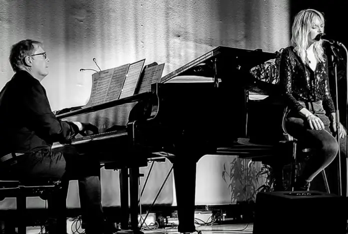 Nora Mosch, hier am Piano begleitet von Heinz-Peter Reidmacher, gibt ein Konzert in der Dorfkirche. Foto: Künstlerin