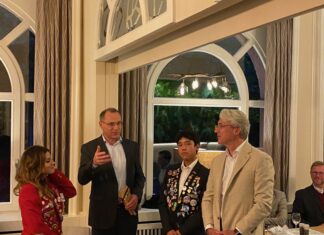 Herzlicher Empfang in Velbert: Mackenzie aus Kanada, der für das Austauschprogramm zuständiger Rotarier, Eggert de Weldige, Austauschschüler Samuel aus Peru und der aktuelle Präsident des Rotary-Clubs Velbert, Guido Kinzel. Foto: privat
