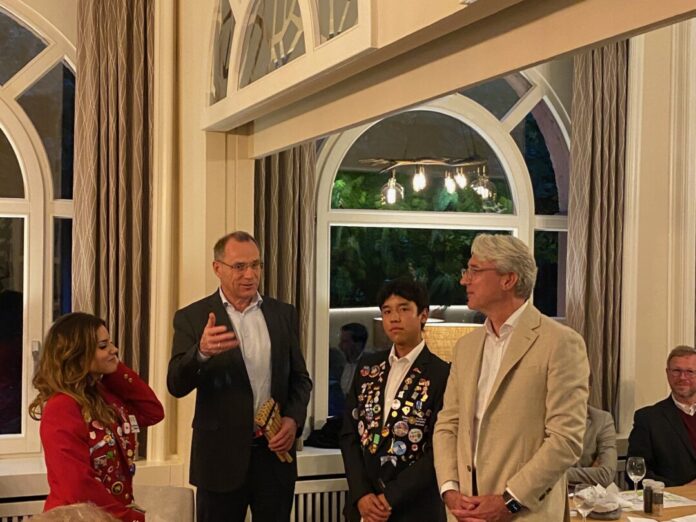Herzlicher Empfang in Velbert: Mackenzie aus Kanada, der für das Austauschprogramm zuständiger Rotarier, Eggert de Weldige, Austauschschüler Samuel aus Peru und der aktuelle Präsident des Rotary-Clubs Velbert, Guido Kinzel. Foto: privat