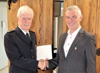 Bürgermeister Pesch überreichte Joachim Herbrand seine Entlassungsurkunde. Foto: Stadt Ratingen