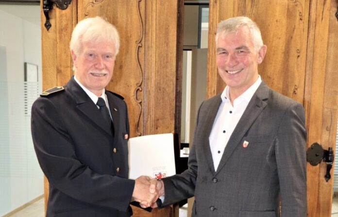 Bürgermeister Pesch überreichte Joachim Herbrand seine Entlassungsurkunde. Foto: Stadt Ratingen