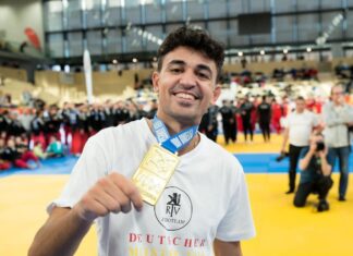 Christos Pintsis freut sich über seinen Erfolg. Foto: Jürgen Steinfeld