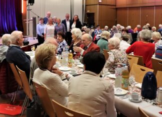 Sozialdezernent Harald Filip (stehend 2.v.r.) und sein Team aus dem Sozialamt und dem Seniorentreff West (stehend in der Mitte Treffleiterin Cornelia Schillig) feierten mit zahlreichen Besucherinnen und Besuchern das 50-jährige Bestehen der Begegnungsstätte an der Erfurter Straße.   Foto: Stadt Ratingen